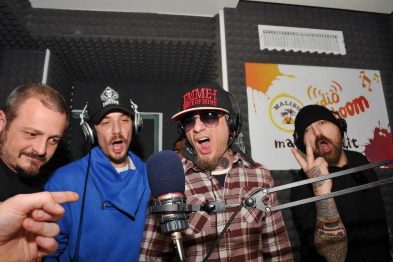 Corner Radio Maliboomboom